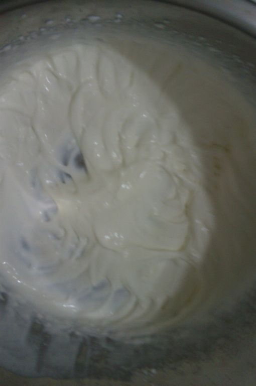 [蛋糕體]先將鮮奶油加入20g砂糖打至6分發放冷藏備用