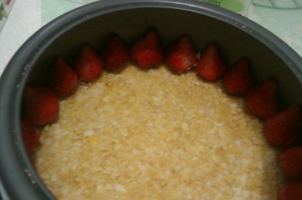 [蛋糕體]在模型周圍圍上一圈對切的草莓(此步驟可有可無)