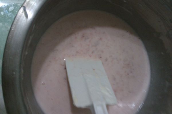 [蛋糕體]將乳酪糊(步驟5).鮮奶(步驟7).草莓泥(步驟8).鮮奶油(步驟3).依序混和,再倒入冰硬的餅乾底上,冷藏3~4小時