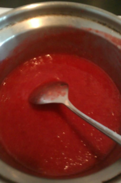 [頂層果凍]將果汁加熱至冒煙再放入泡軟的吉利丁