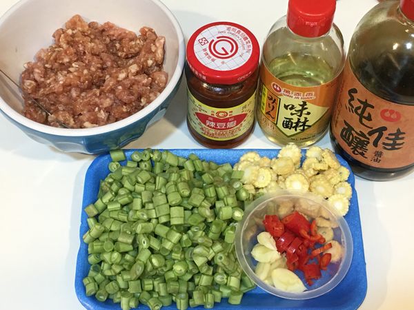 絞肉以醃肉配料醃製半小時
四季豆、玉米筍、辣椒切丁
蒜頭拍扁
