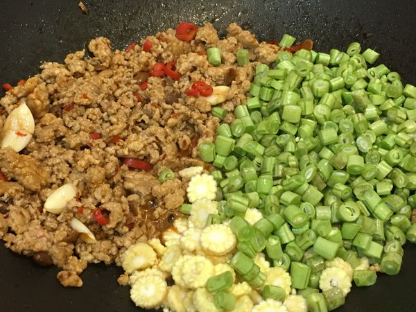 再下四季豆、玉米筍拌炒