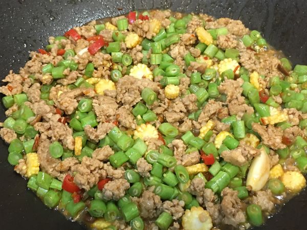 此時加點水讓四季豆及玉米筍煨軟入味