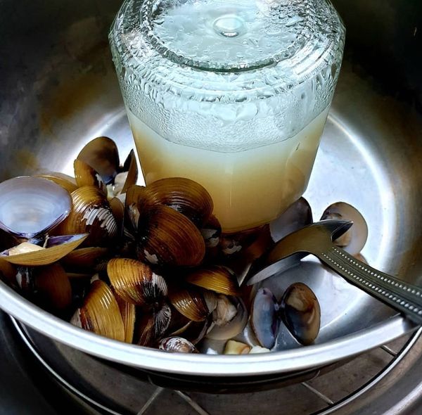 蒸好後開蓋蜆精會逐漸吸上空器皿、先把蜆仔肉盛盤、在把蜆精倒出溫熱喝即可。