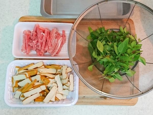 食材洗凈，九層塔瀝乾，豆干、豬後腿肉切絲，豬肉絲用腌肉調料抓腌10分鐘