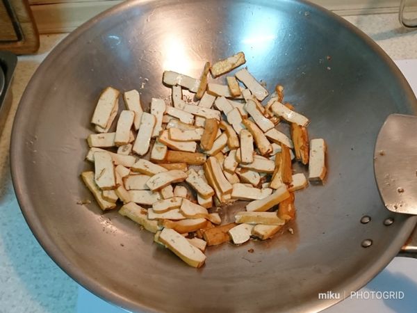 起油鍋，小火將豆干煎至微焦黃