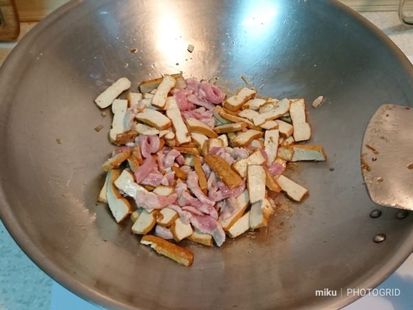 加入豬肉絲轉中大火翻炒