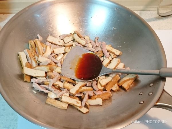 肉絲表面變白後加醬油繼續翻炒