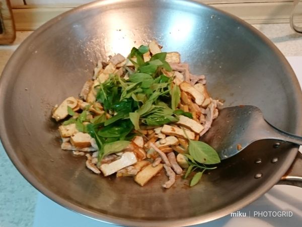 最後加入九層塔、鹽酥雞粉，拌炒幾下即可起鍋。