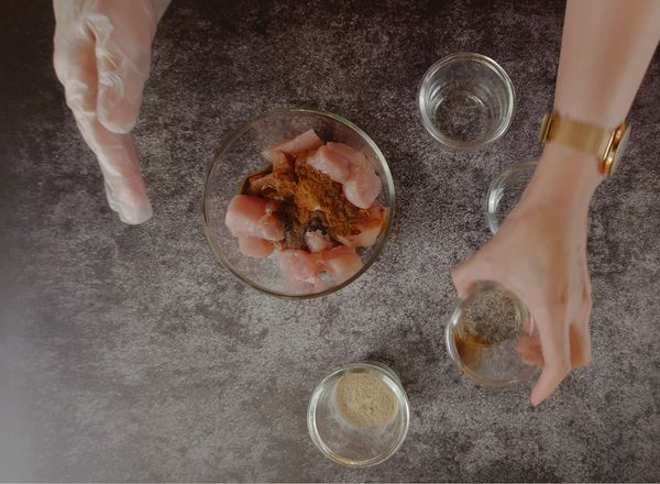 將肉切成好入口大小後加入醬油、五香粉、白胡椒、糖抓醃，放入冰箱10-20分