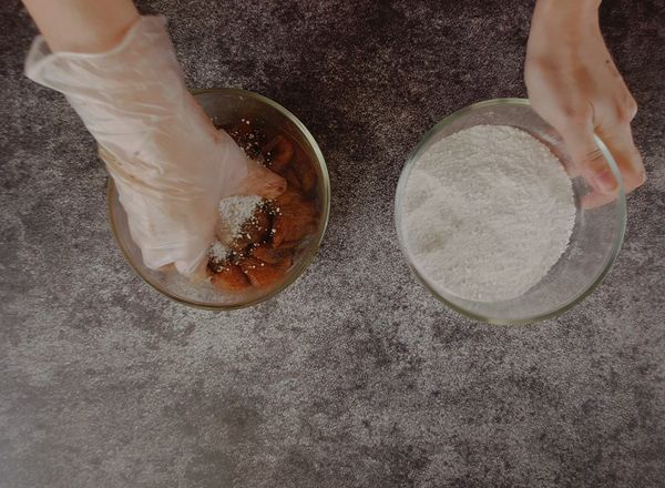 醃好的肉先用些許地瓜粉抓一下，等到有點黏稠再放到地瓜粉堆(先抓過炸的時候叫不易跟肉分離)