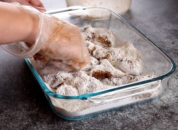 將肉均勻沾好地瓜粉