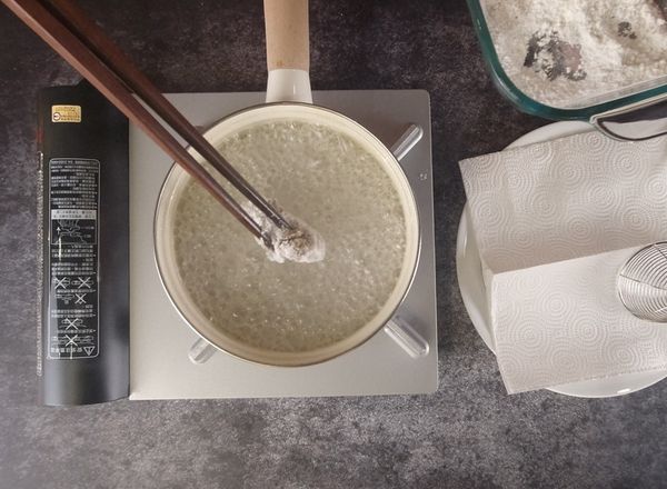 木筷子先測試油溫，下筷子立刻起泡即可下肉，炸2-3分鐘，肉呈金黃即可撈起