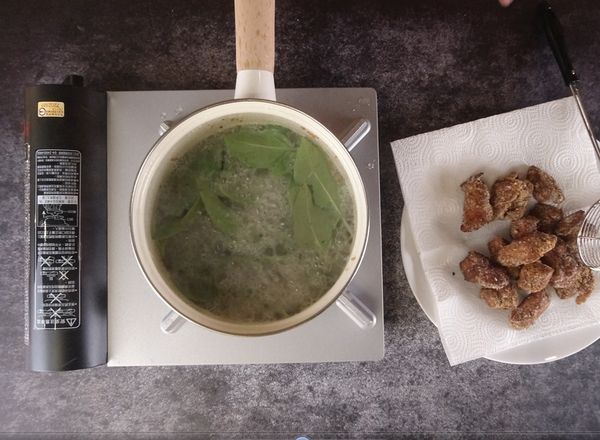 將肉撈起炸九層塔，炸5秒馬上撈起