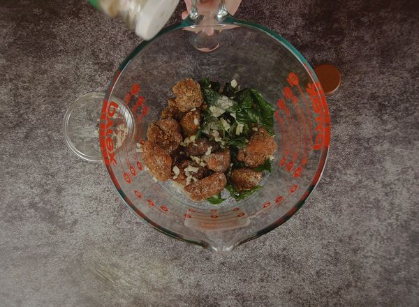 肉跟九層塔加入蒜末和胡椒鹽搖晃均勻即可