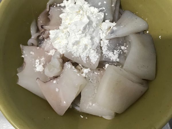 我習慣加一大把澱粉再把魷魚洗乾淨