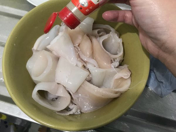 再次洗乾淨後加入胡椒粉少許