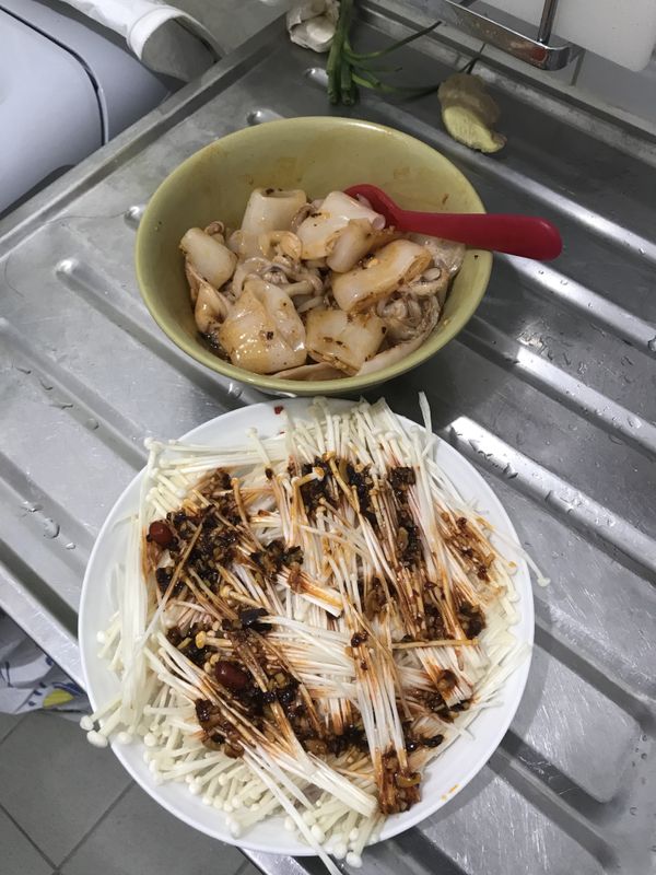 醬料分開一半，一半倒在粉絲金針菇上，一半倒在魷魚上拌勻