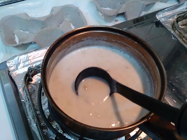 將鍋子移至瓦斯爐用小火邊煮邊攪拌至鍋邊起泡快滾貌, 即可關火。