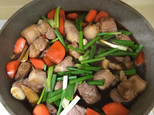 1.先將食材切好備份
2.乾鍋五花肉先編出焦黃
3.下紅蘿蔔編炒
4.下蒜頭、薑、辣椒、蔥編炒
5.放點冰糖（少許）鹽巴（少許）
6.醬油鍋邊淋
7.水蓋過肉食材
8.加點米酒滷中小火半個小時