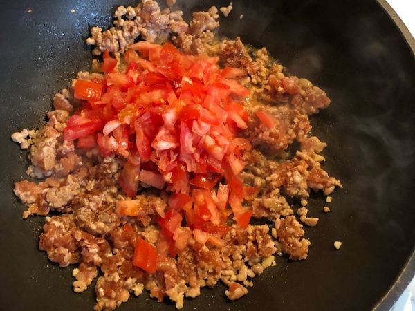 加入蕃茄炒一下，再加水跟食材平煮到蕃茄軟