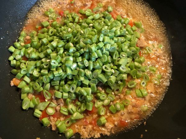 等蕃茄軟後加入四季豆和調味料