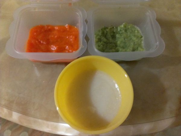 將預先冷凍的粥與蔬菜泥解涷備用