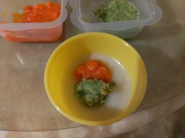 取蔬菜泥約15ML搭配35ml的粥一起加熱(量可依寶寶食量準備)