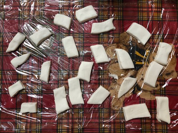 📍將糯米粉和溫水加入碗內 揉成糰 切成長方形或自己喜歡的形狀即可