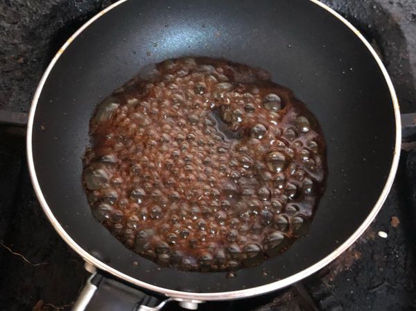 📍將紅糖或黑糖加入熱水煮至濃稠 （我這邊使用黑糖粉☺️）