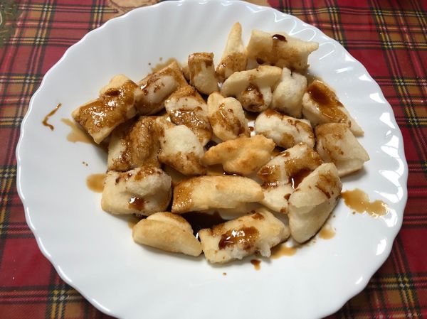 📍把糍粑擺盤 淋上紅糖汁就完成啦～