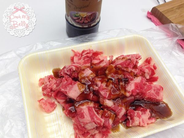 火鍋肉切成一口大小後加入醃醬醃半天