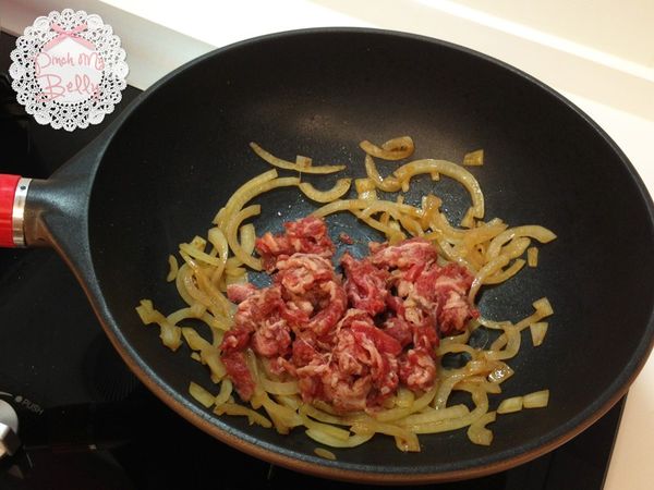 加入醃過的肉片炒至9分熟 (只有牛肉才可以不全熟喔)