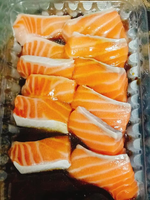 鮭魚條切約３．４ＣＭ長，放入醬汁中醃製約１０分鐘。