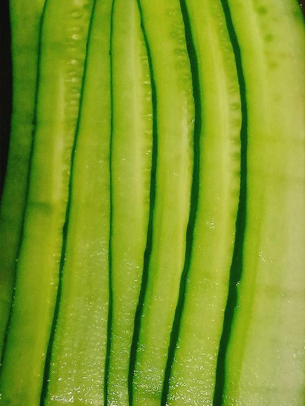 小黃瓜用刨刀削成薄片。