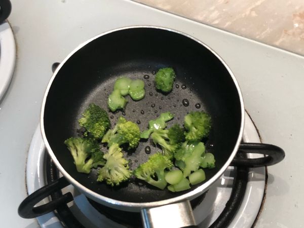 用油炒一下花椰