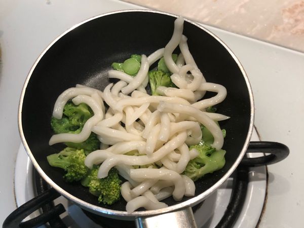 加入烏冬加點水炒到花椰和烏冬熟