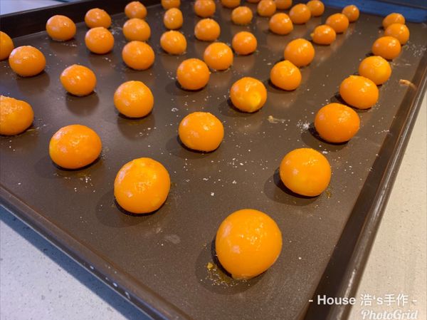 先烤鹹蛋黃:
一、冷凍處理:如果是冷凍蛋黃，要烤的前一晚先放到冷藏退冰，要烤的前一小時放置室溫回溫，在烤盤上排列整齊，先噴米酒一次，進爐烘烤190/190℃ 約6分鐘(底下微出油)，出爐後再噴一次米酒，放涼備用