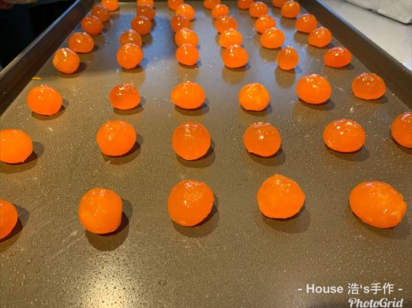 二、現打鹹鴨蛋處理:
紅土:先將土洗掉，將鹹鴨蛋全部打到鋼盆中，用手將蛋黃撈出至另一鋼盆，蛋黃上會有一層薄膜，要將薄膜拿掉，全部撈出後，再將蛋黃用水沖洗乾淨，此時蛋黃會變得非常亮紅色，放在濾網上濾乾即可，烘烤方式與冷凍鹹鴨蛋烤法一樣。
普通鹹鴨蛋:步驟如上，省略洗土。