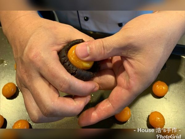 烏豆沙餡+鹹蛋黃:
將烏豆沙平分25g/個，再將蛋黃包進烏豆沙裡，放常溫備用。