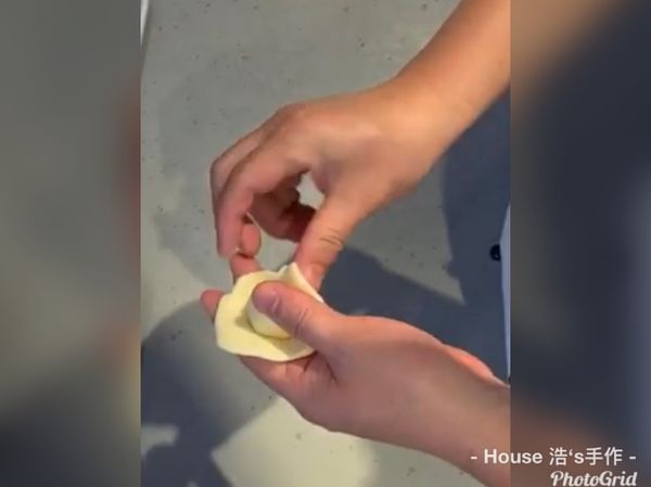 油皮:
將所有材料放進鋼盆，攪拌至稍微有點筋性，光滑亮面，將油皮表面覆蓋塑膠布密封，放入冰箱鬆弛約20~30分鐘，鬆弛後將油皮分割18g/個。
油酥:
將所有材料放進鋼盆，拌勻看不見乾粉即可，將油酥分割搓圓15g/個。