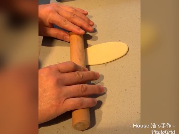 油酥+油皮:
將油皮壓平，包入油酥至油皮中，收口處朝上。
第一次桿捲:
將油皮收口處朝上，先用手掌稍微壓平，用擀麵棍上下來回桿一次，長度約10cm，不能桿太長，由上而下捲起來，收口一樣朝上，重複動作一直做到最後一個。