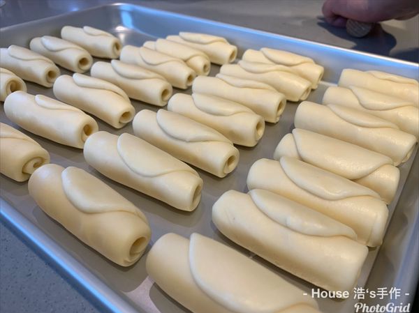 第二次桿捲:
將油皮收口處朝上，先用手掌稍微壓平，用擀麵棍上下來回桿一次，長度約15cm，由上而下捲起來，收口一樣朝上，重複動作一直做到最後一個，結束後鬆弛約10分鐘。