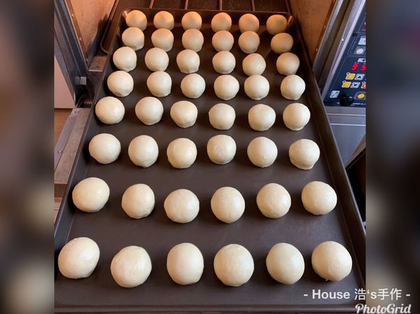 包法:
右手四指托著油皮，右手大拇指壓著烏豆沙，左手握住整個蛋黃酥，將油皮慢慢往上推，推至烏豆沙包進去為止，最後將蛋黃酥放在桌上稍微整成圓形。
再將蛋黃酥一顆顆整齊排放在烤盤上。
影片：https://youtube.com/shorts/t2gECBJpA3A?feature=share