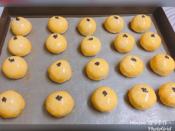 烤法:
烤箱預熱200/180℃ 
包完後不刷蛋黃直接入爐先烤20分鐘(放最下層)，烤完後出爐刷蛋黃2次，刷完第二次蛋黃馬上黏上芝麻，再放回爐中烤20分鐘，這種方式的烤法，蛋黃酥較不易裂開。
※若表面顏色不夠可以將下火關閉只開上火再烘烤至想要的顏色。