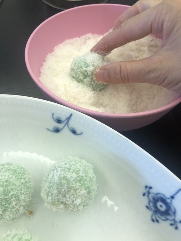 最後，沾上椰絲便可以美味享受