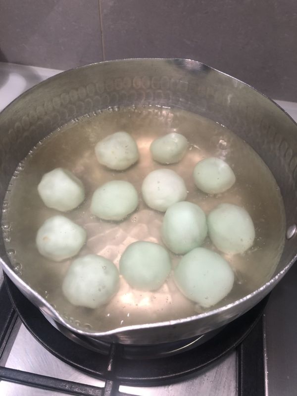 放入已煮開的水中，煮到米糰浮上來後，再繼續煮約1分鐘撈起