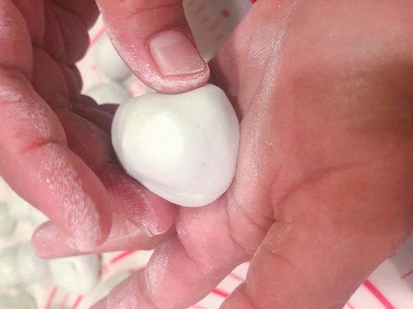 將糯米粉、米粉放入碗中，加上斑蘭汁及少許鹽揉搓，並逐次倒入少量涼開水（150ml），繼續揉搓到可捏成球狀.