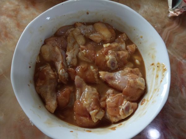 將豆腐乳，生抽，米酒，黑醋，蒜末，糖加入攪拌均勻，醃製一小時！入味備用！