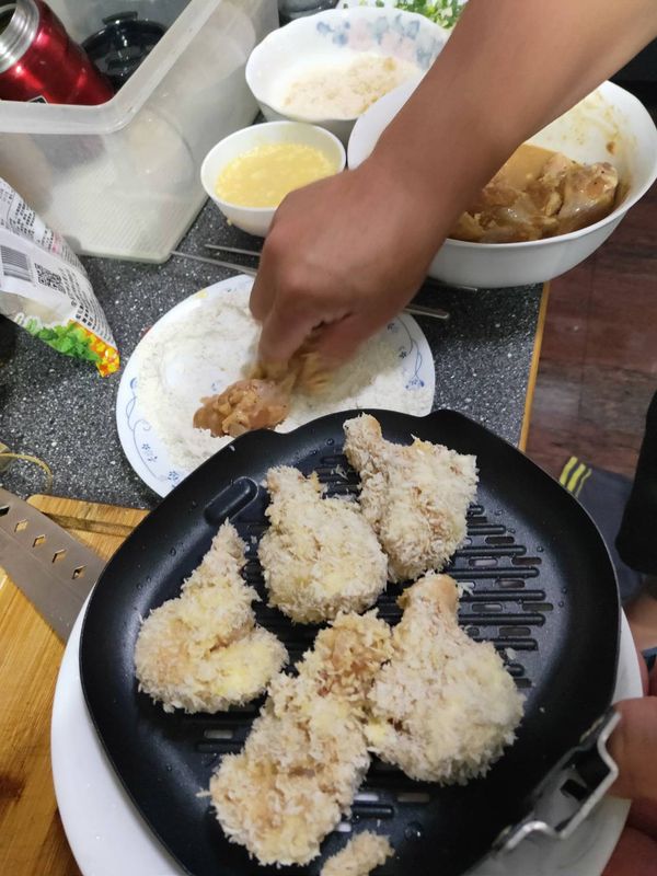 小雞腿翅入味後，先裹太白粉，再沾蛋液後，再放入麵包粉中，裹均勻！